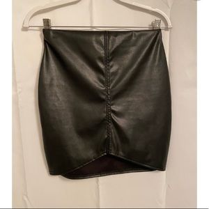 Vegan leather skirt - size 6 - no pockets